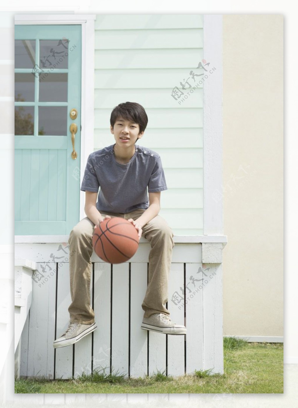 手拿篮球的阳光男孩图片