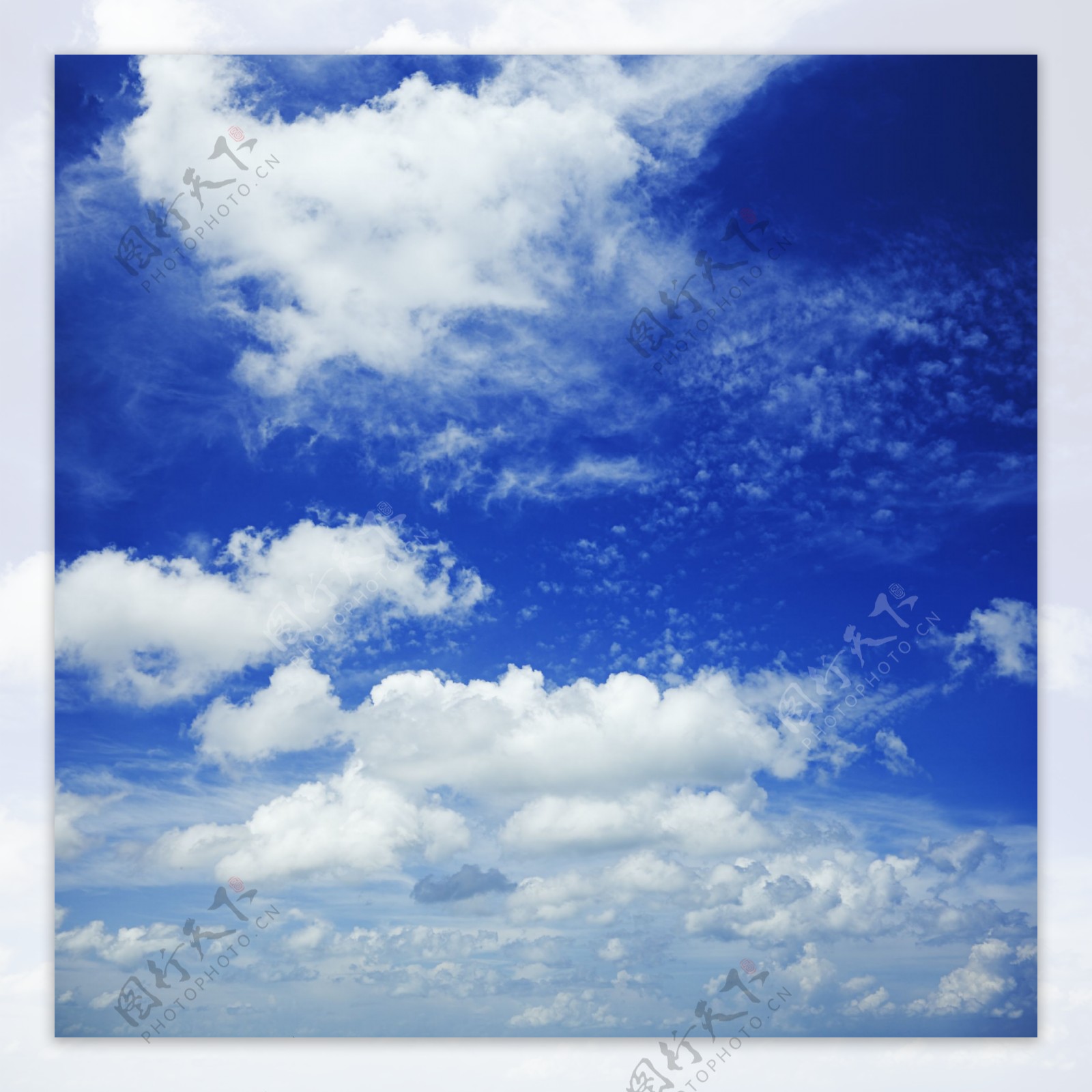 天空里漂浮的白云图片
