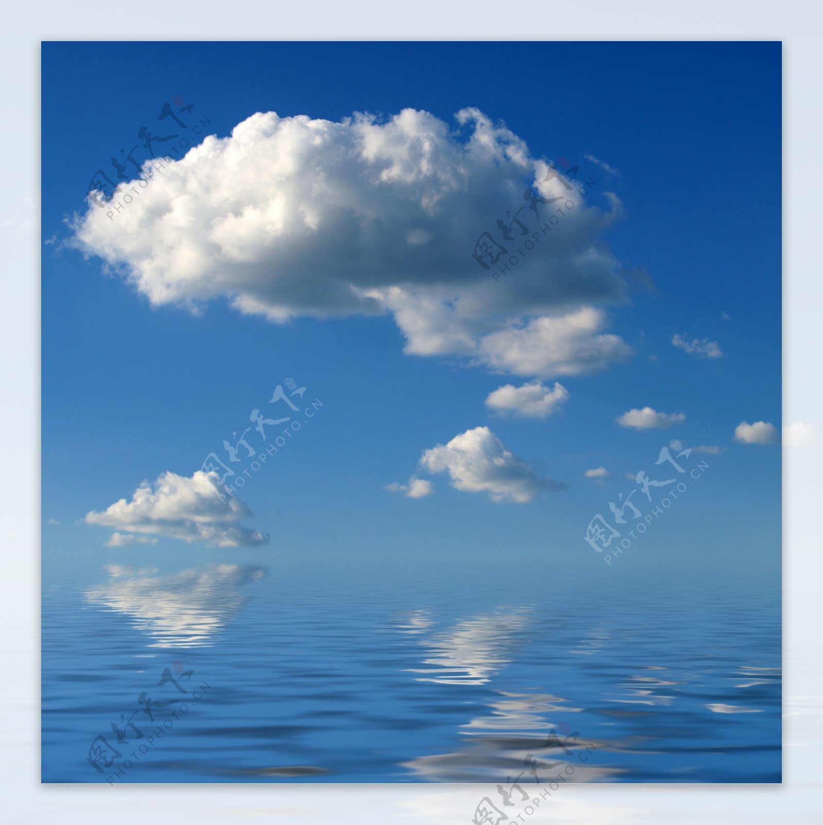 天空白云与水面图片