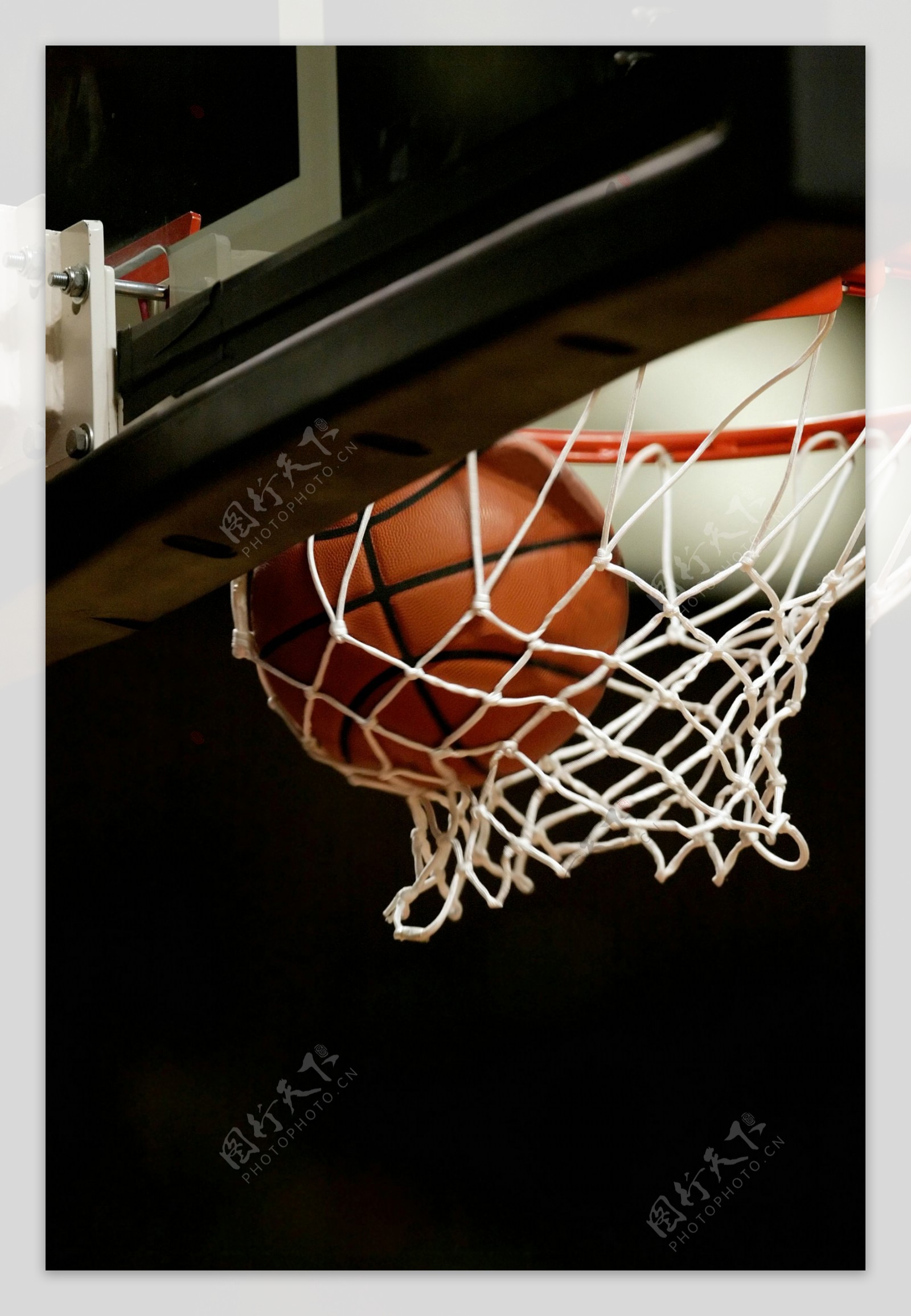 篮框中的篮球图片