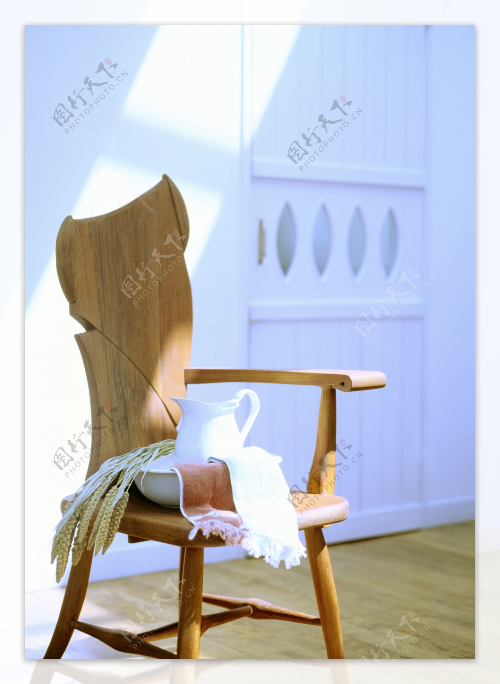 椅子上的水瓶和麦穗图片