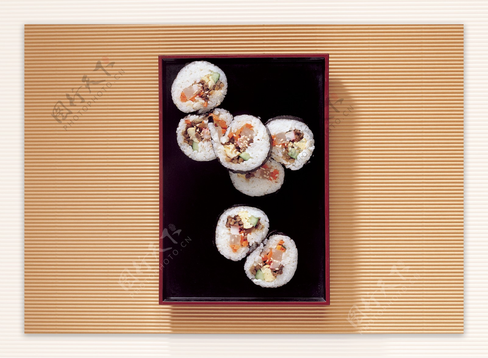 一盘美味寿司图片