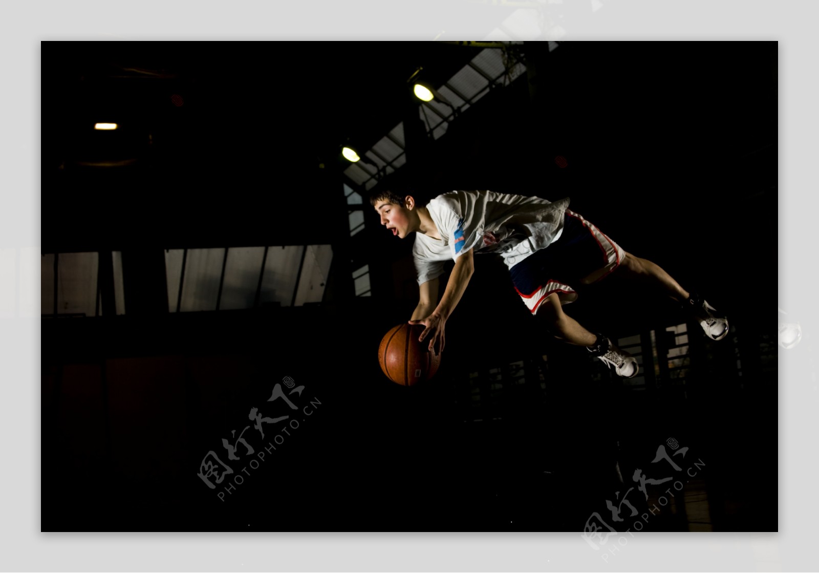 飞身扣篮的篮球运动员图片