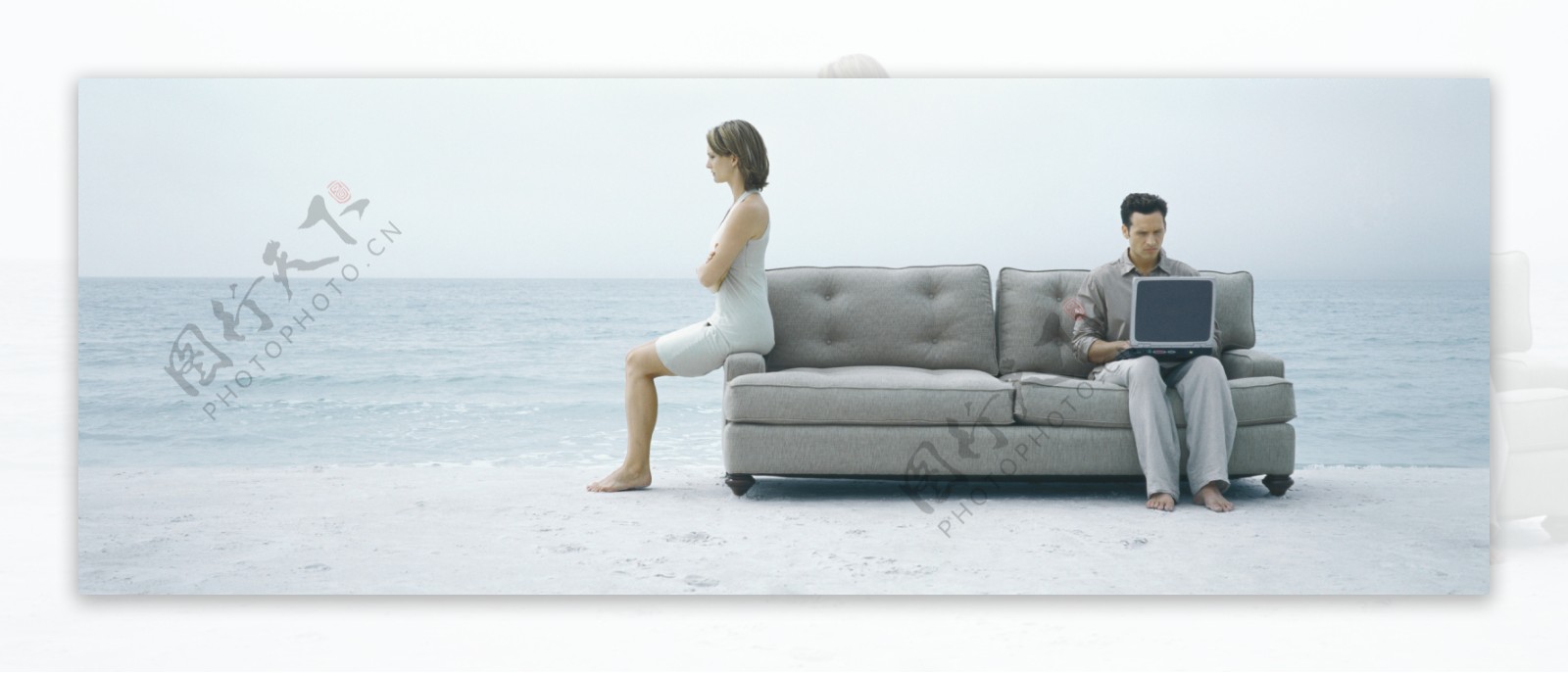 海滩沙发上的夫妻图片