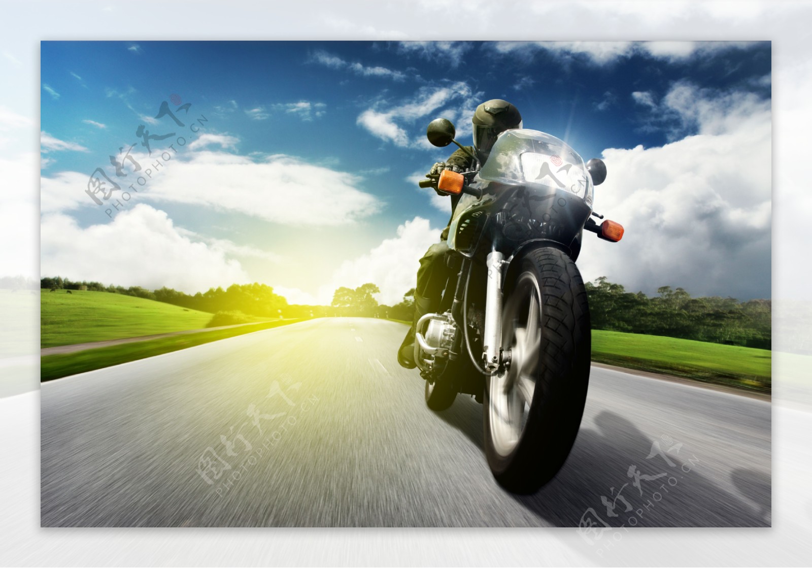急速行驶的摩托车图片素材