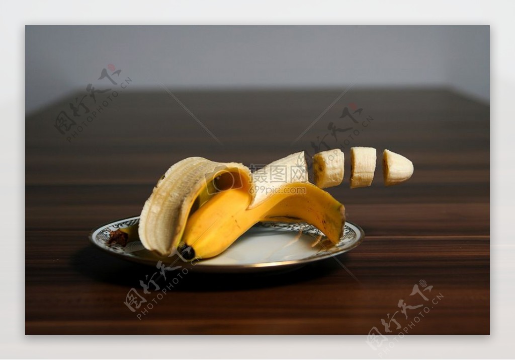慢镜头下切割的香蕉