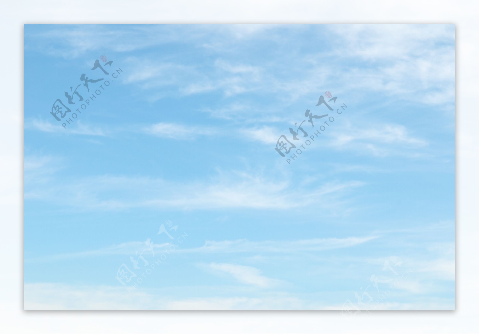 天空里悬浮的白云图片