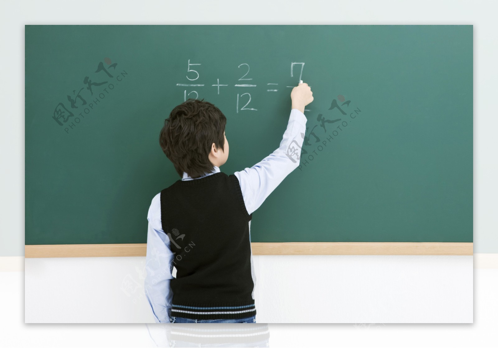 黑板上计算数学题的男生图片