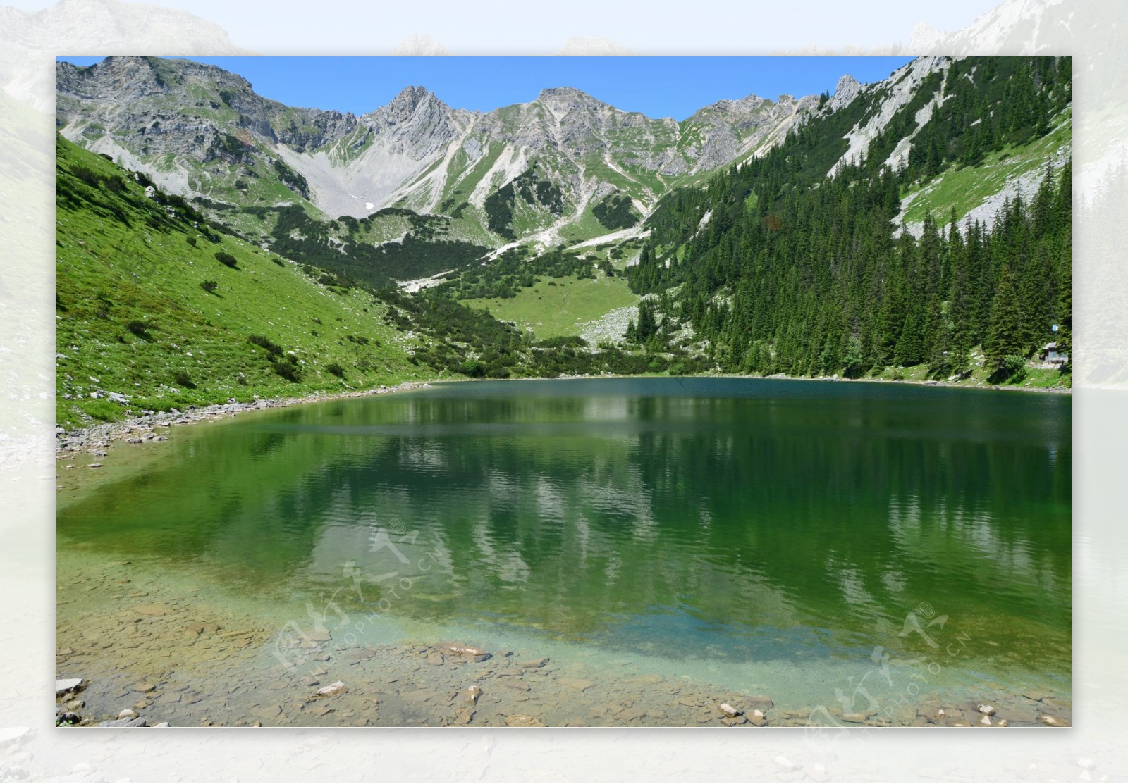 湖面和山峰图片