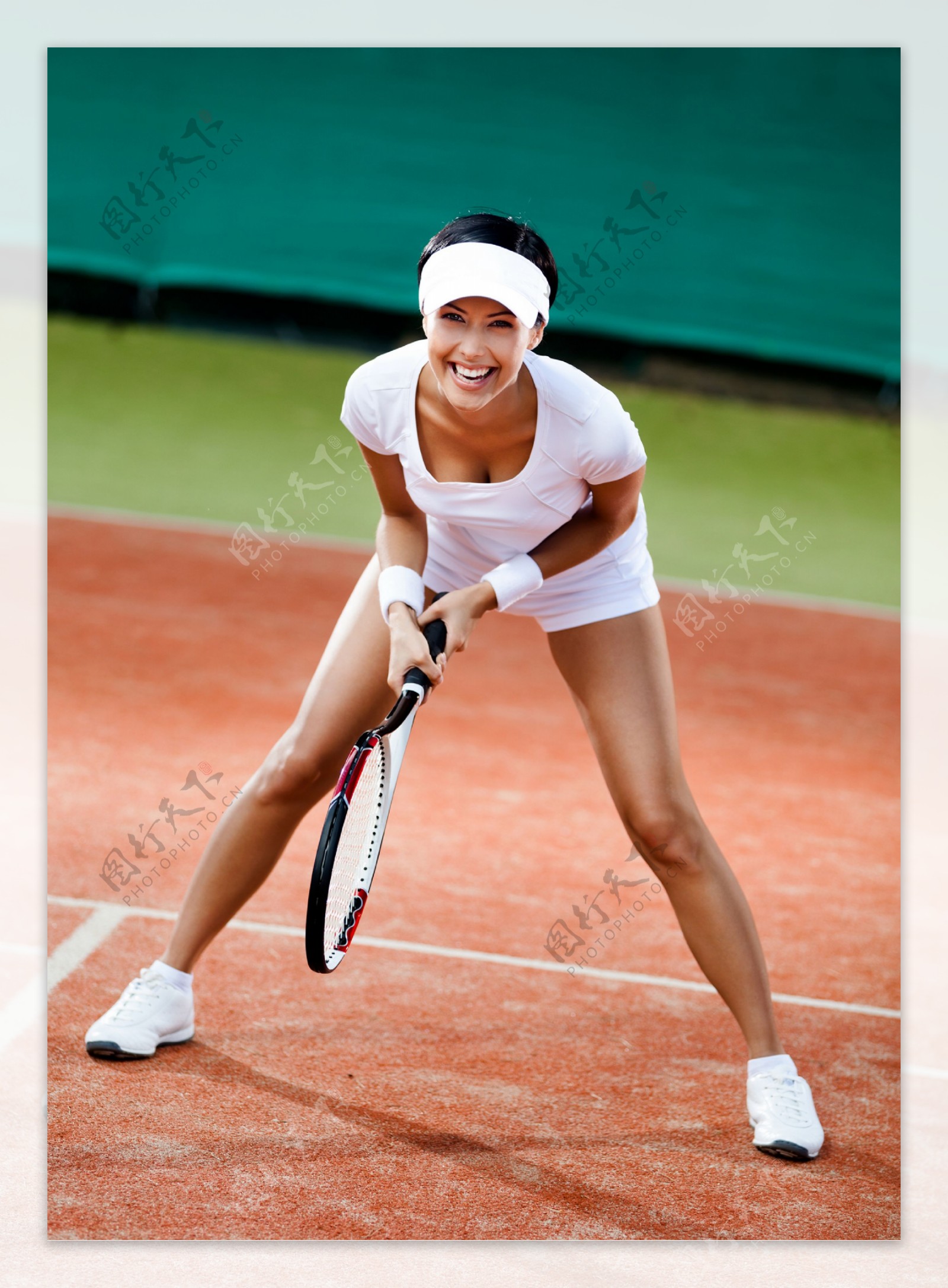 拿着网球的美女图片