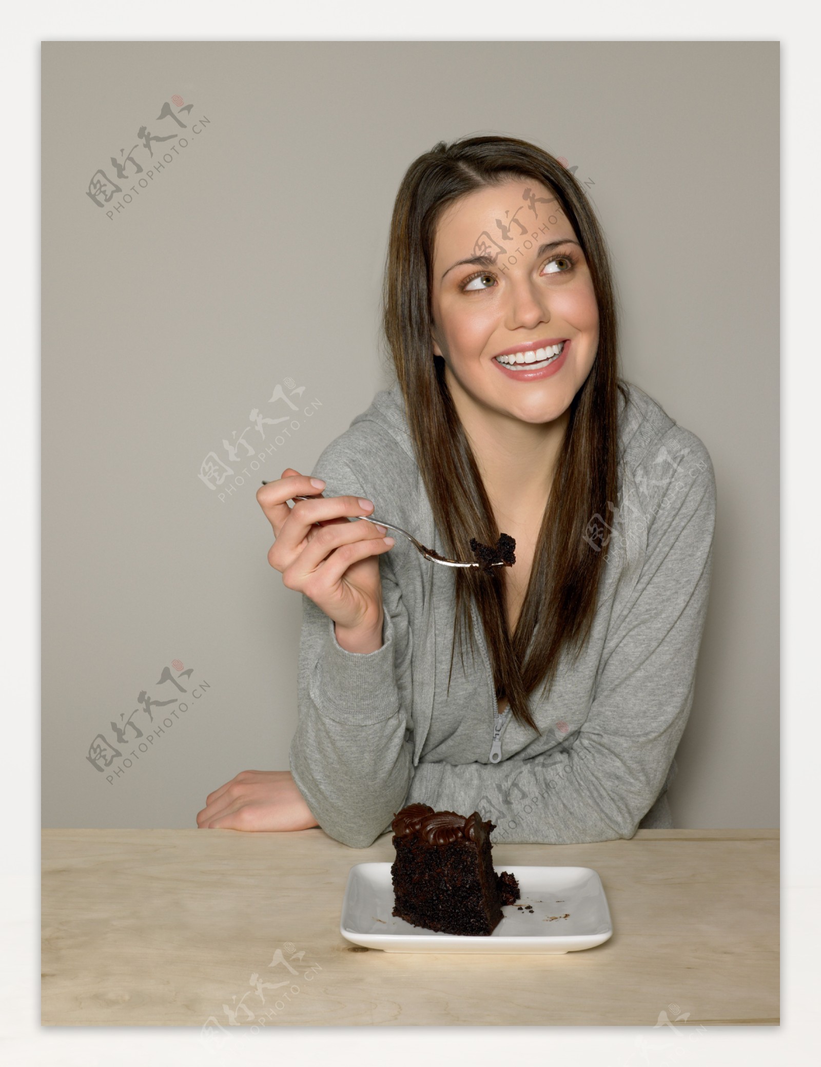 正在吃巧克力蛋糕的外国长发美女图片