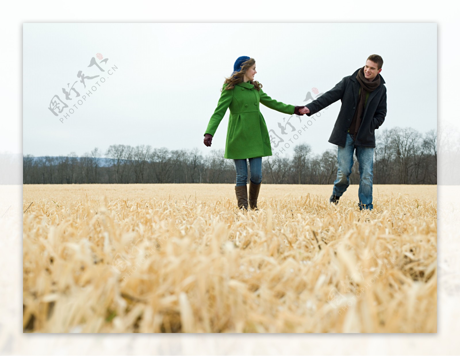 幸福恋人手牵手走在草地上图片