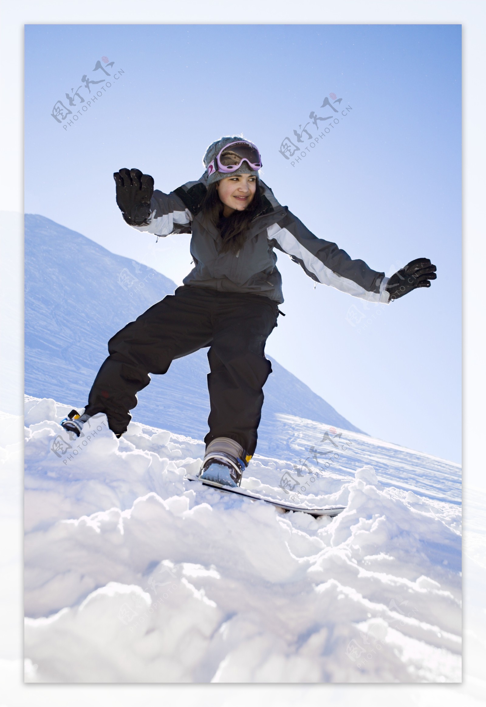 滑雪撬的美女图片