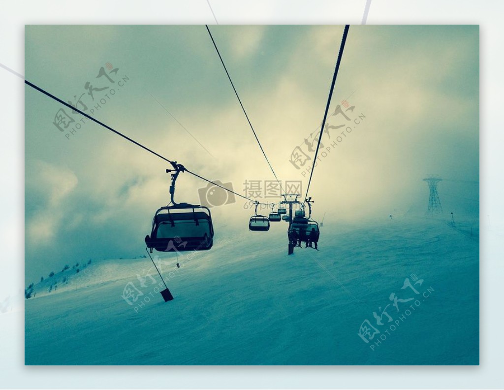 雪山冬季运动滑雪升降倾斜电缆铁路缆车滑雪电缆汽车