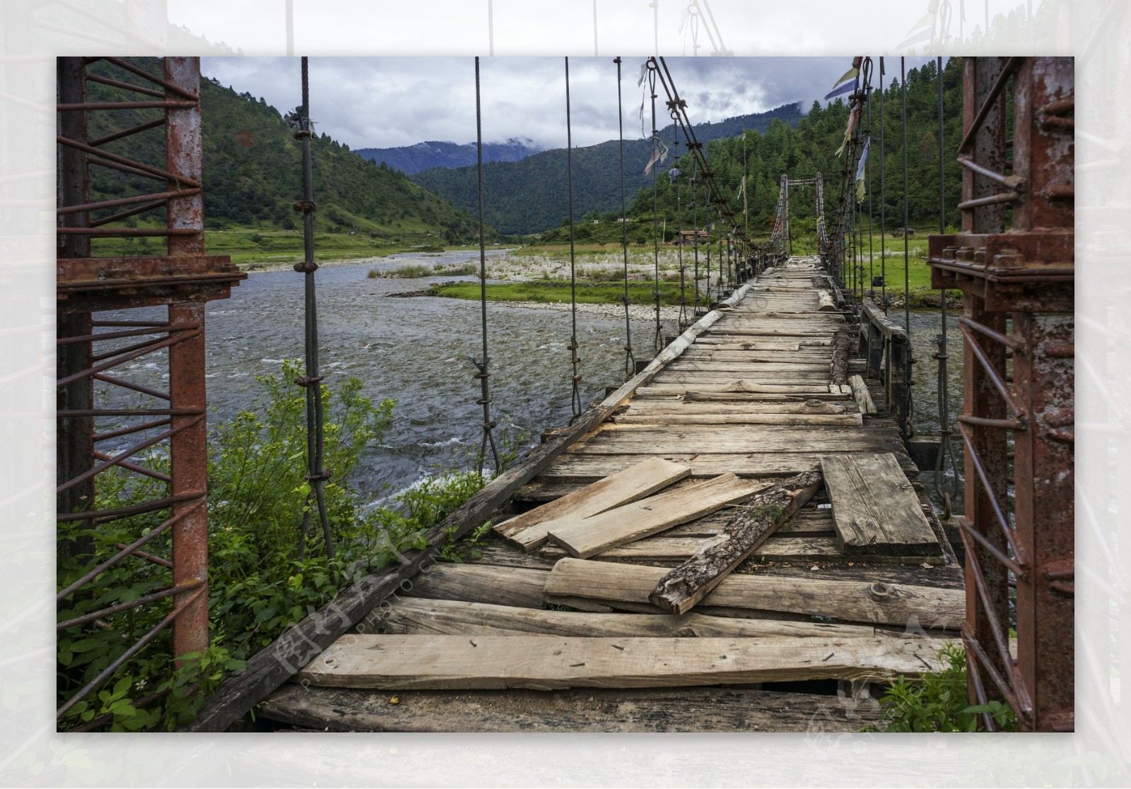 河面上的木桥图片
