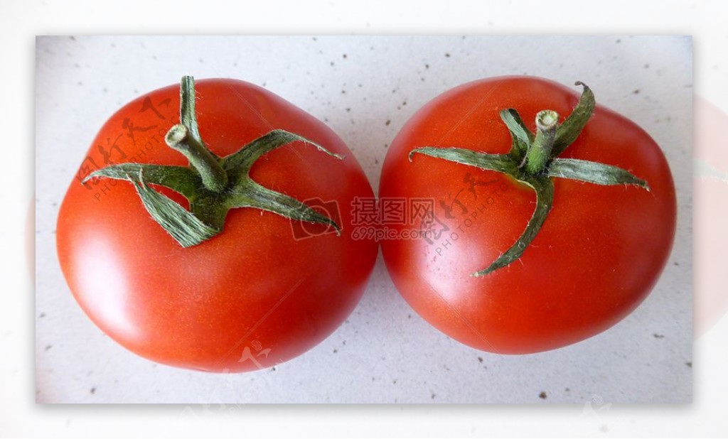两个熟透的柿子