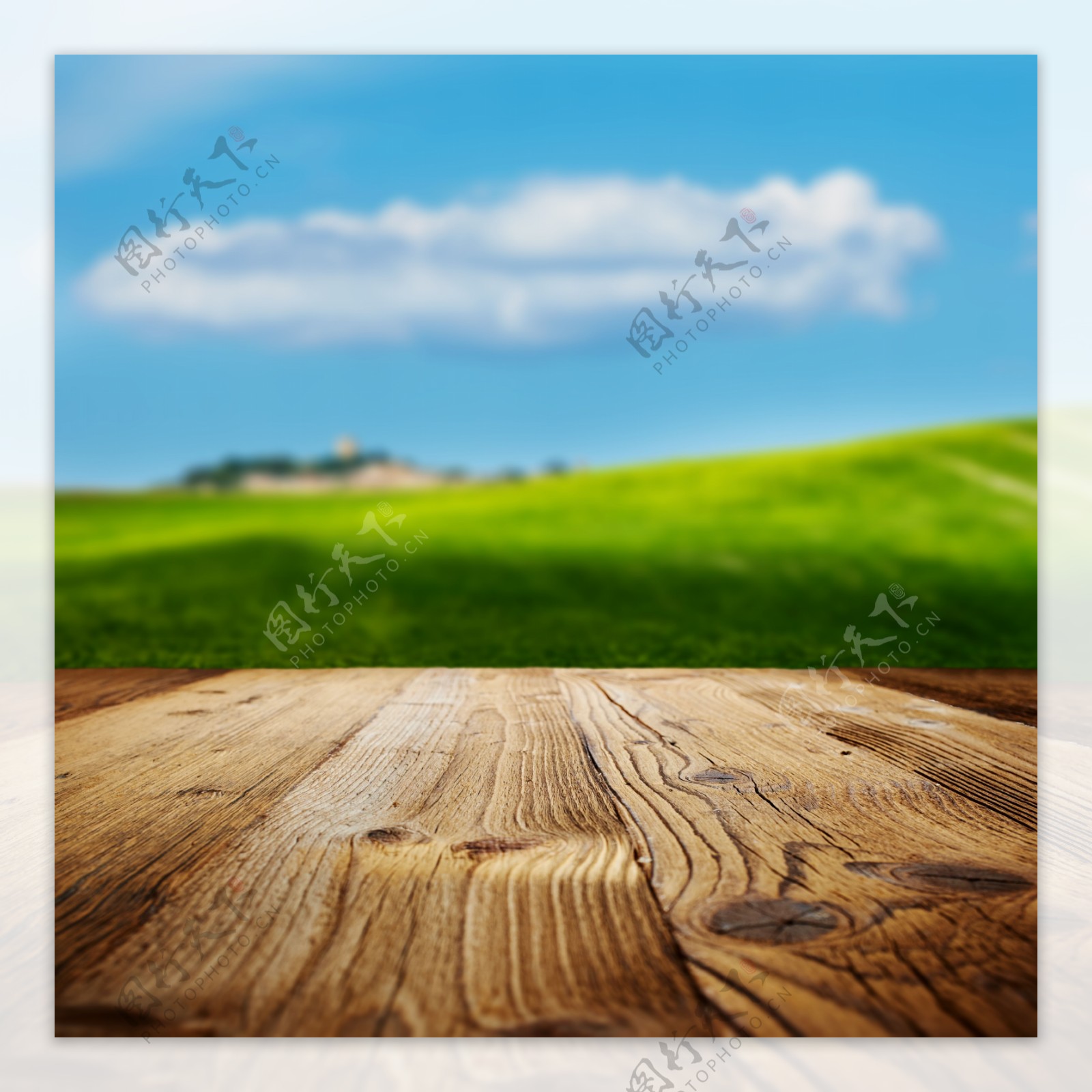 绿色田野前的木板图片