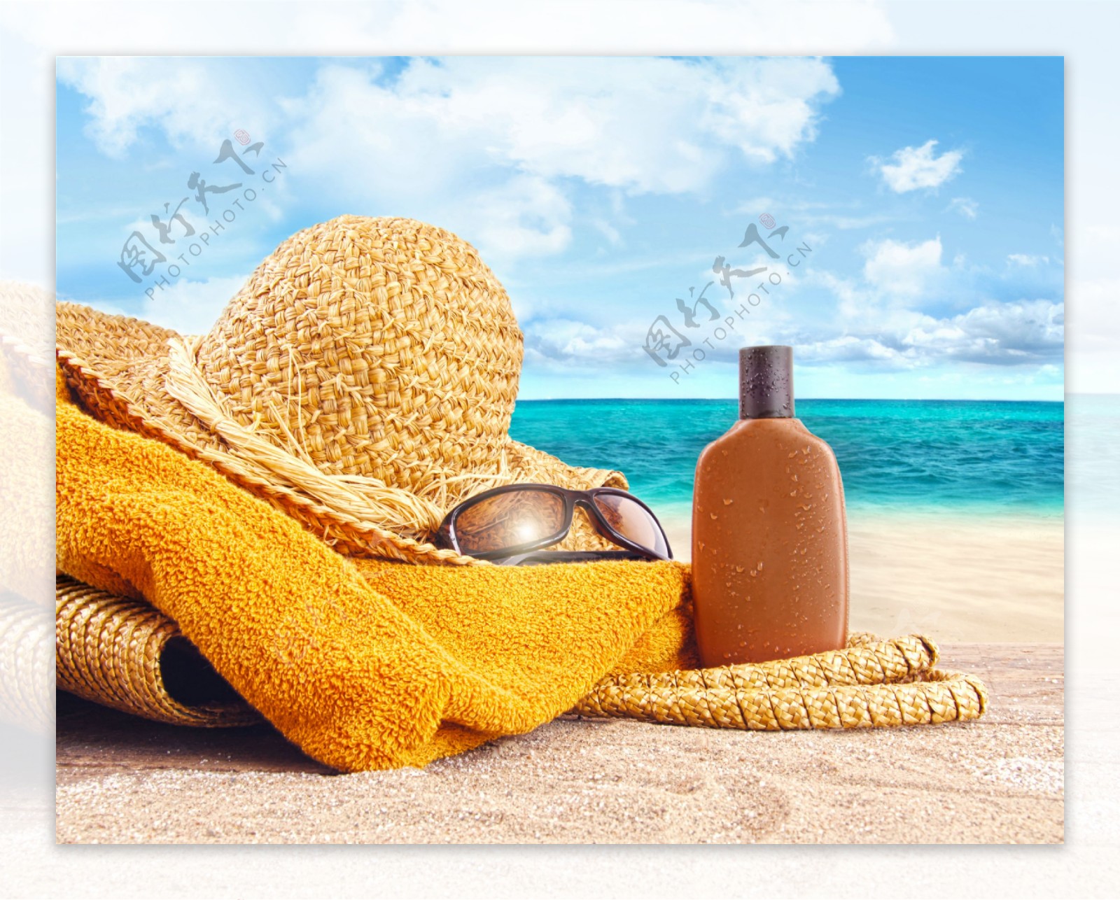 沙滩上的毛巾和帽子图片