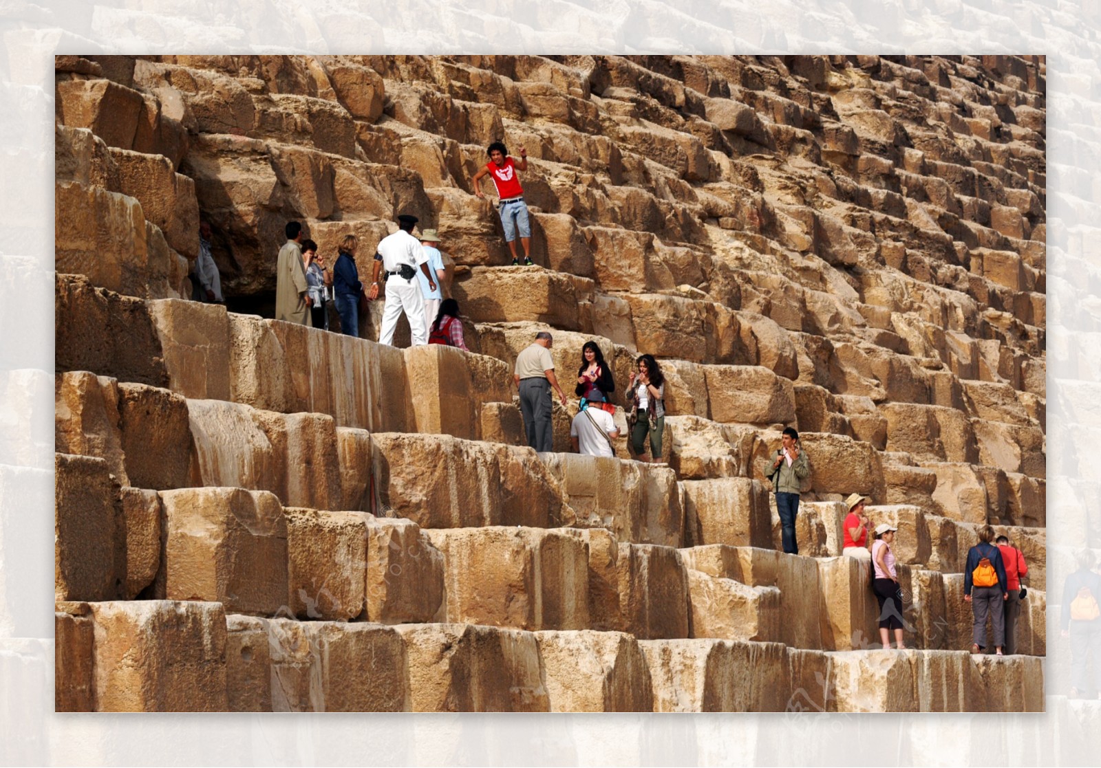 金字塔上的游客图片