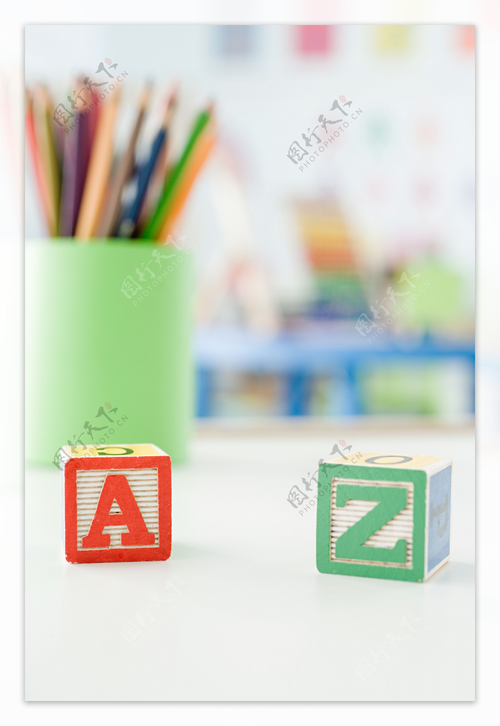 桌子上的字母积木和铅笔图片