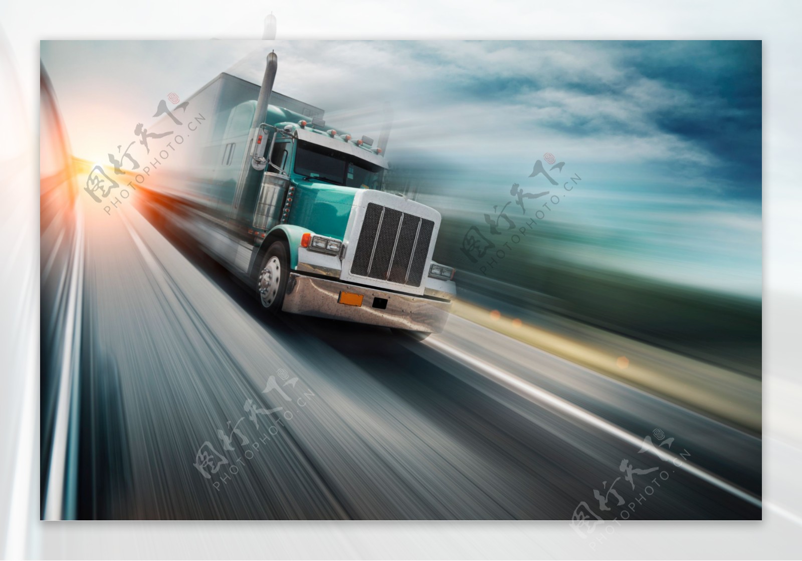 高速行驶的卡车图片
