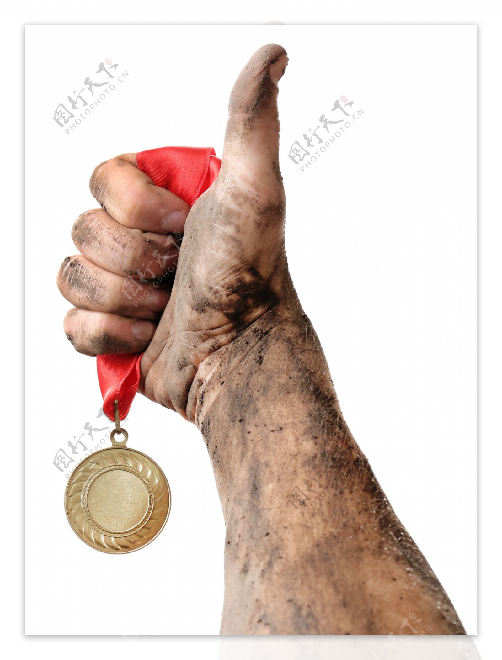 泥泞的手拿着奖牌图片