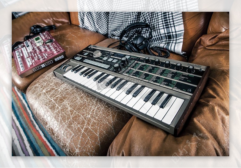 科技音乐键盘耳机混合板沙发沙发皮革光盘节目主持人DJ音响调音台