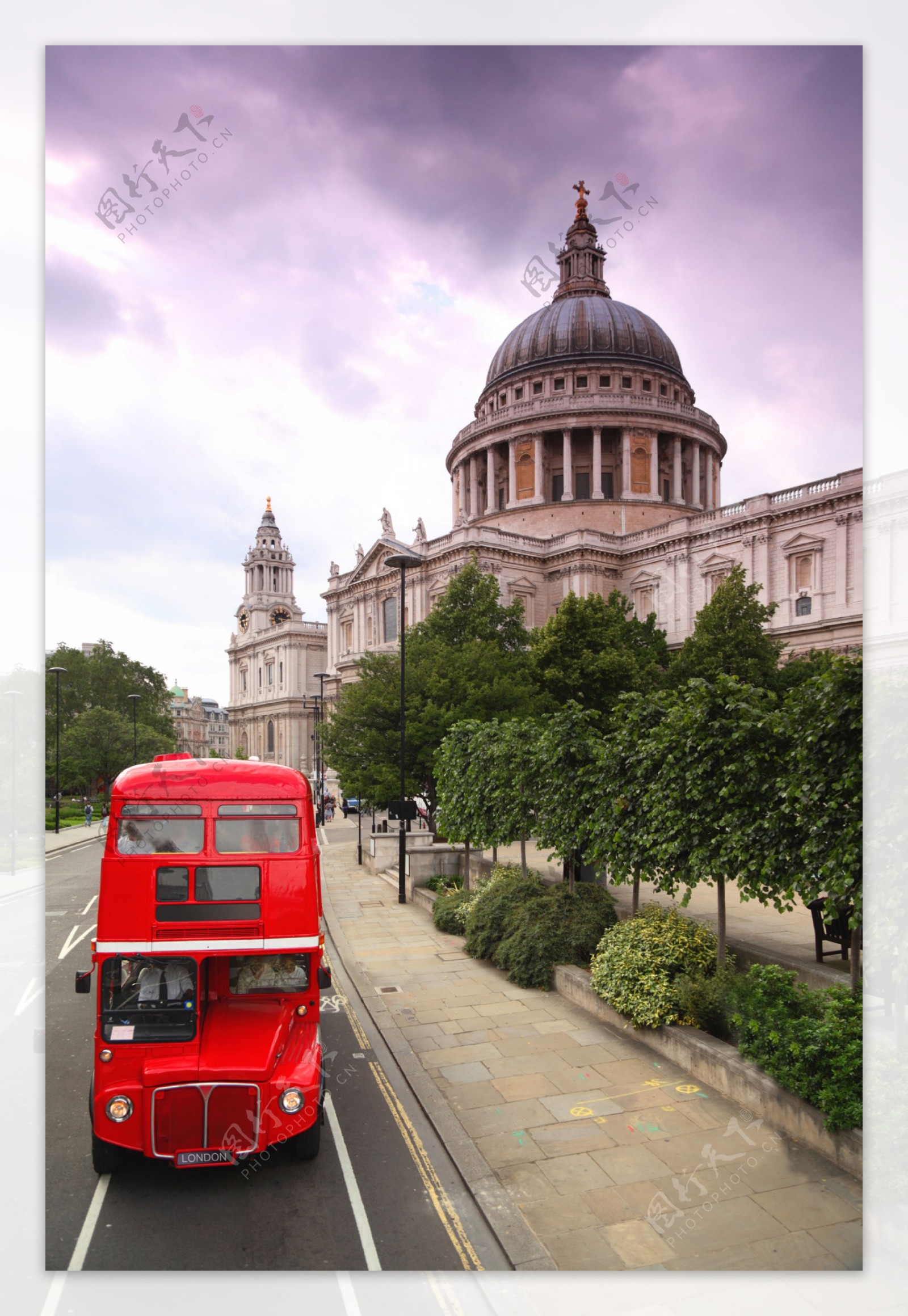 英国建筑与红色公交