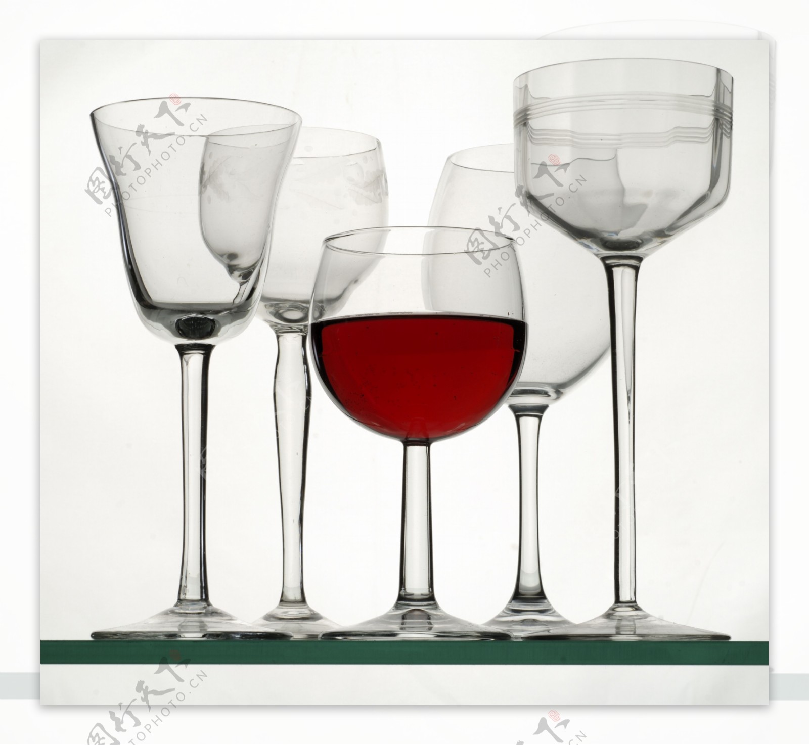 玻璃杯与葡萄红酒摄影图片