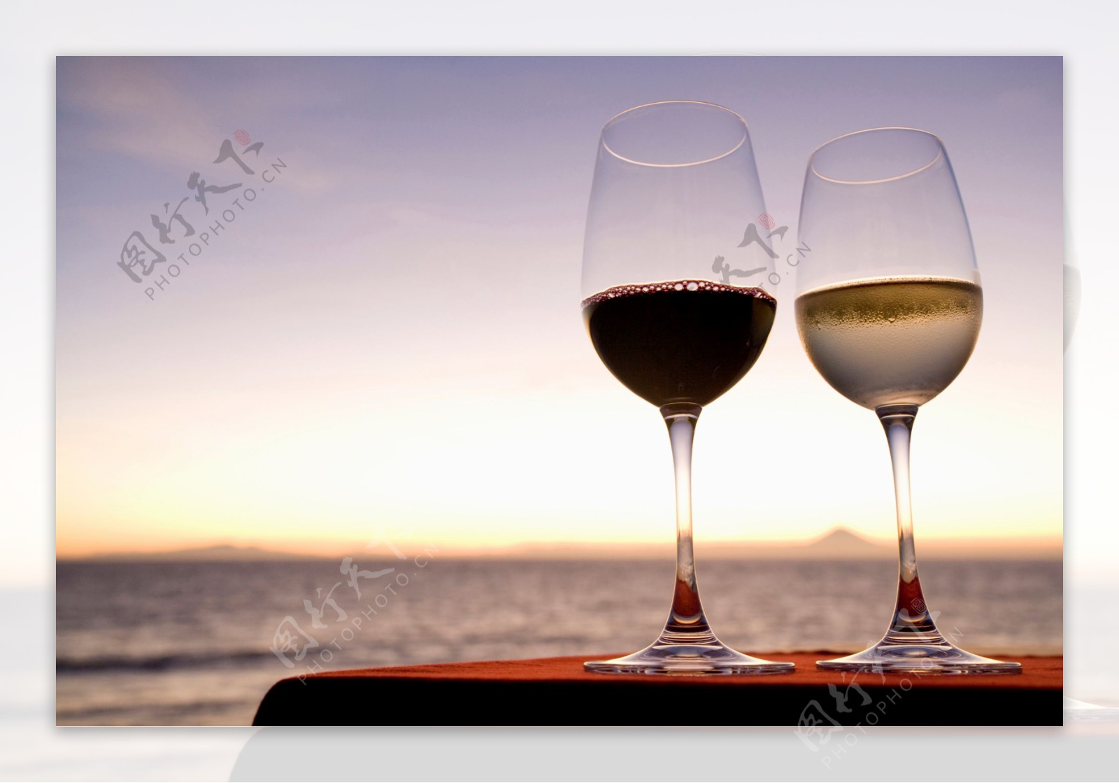 海边桌子上的葡萄酒特写图片图片
