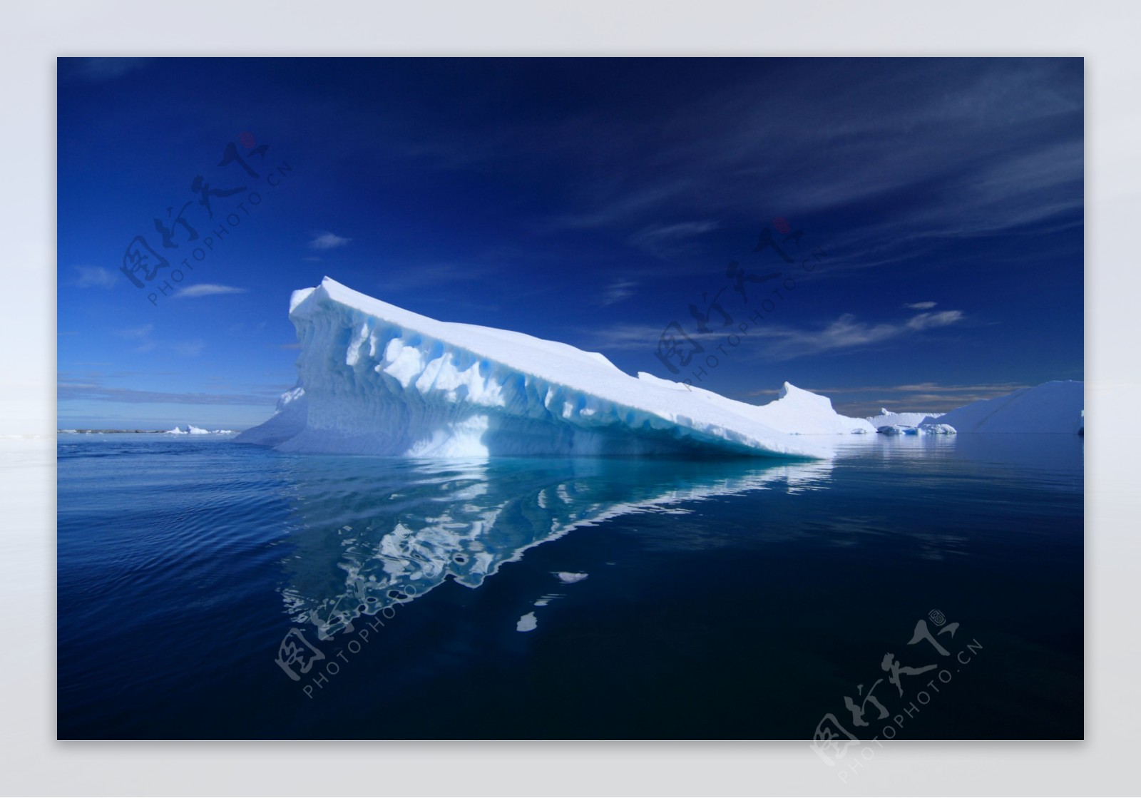蓝天下海洋中的冰山图片