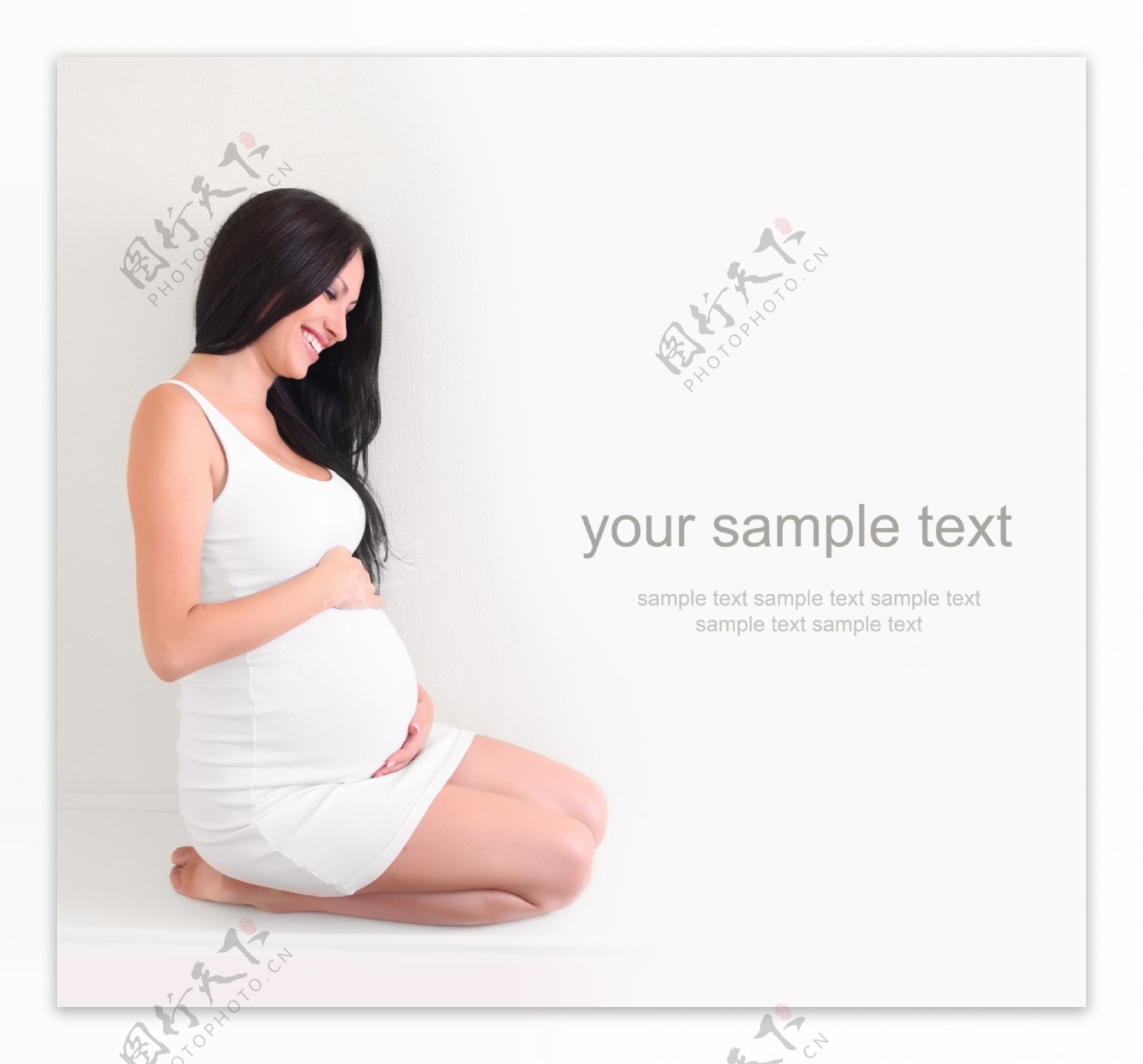 跪着开心笑的孕妇图片