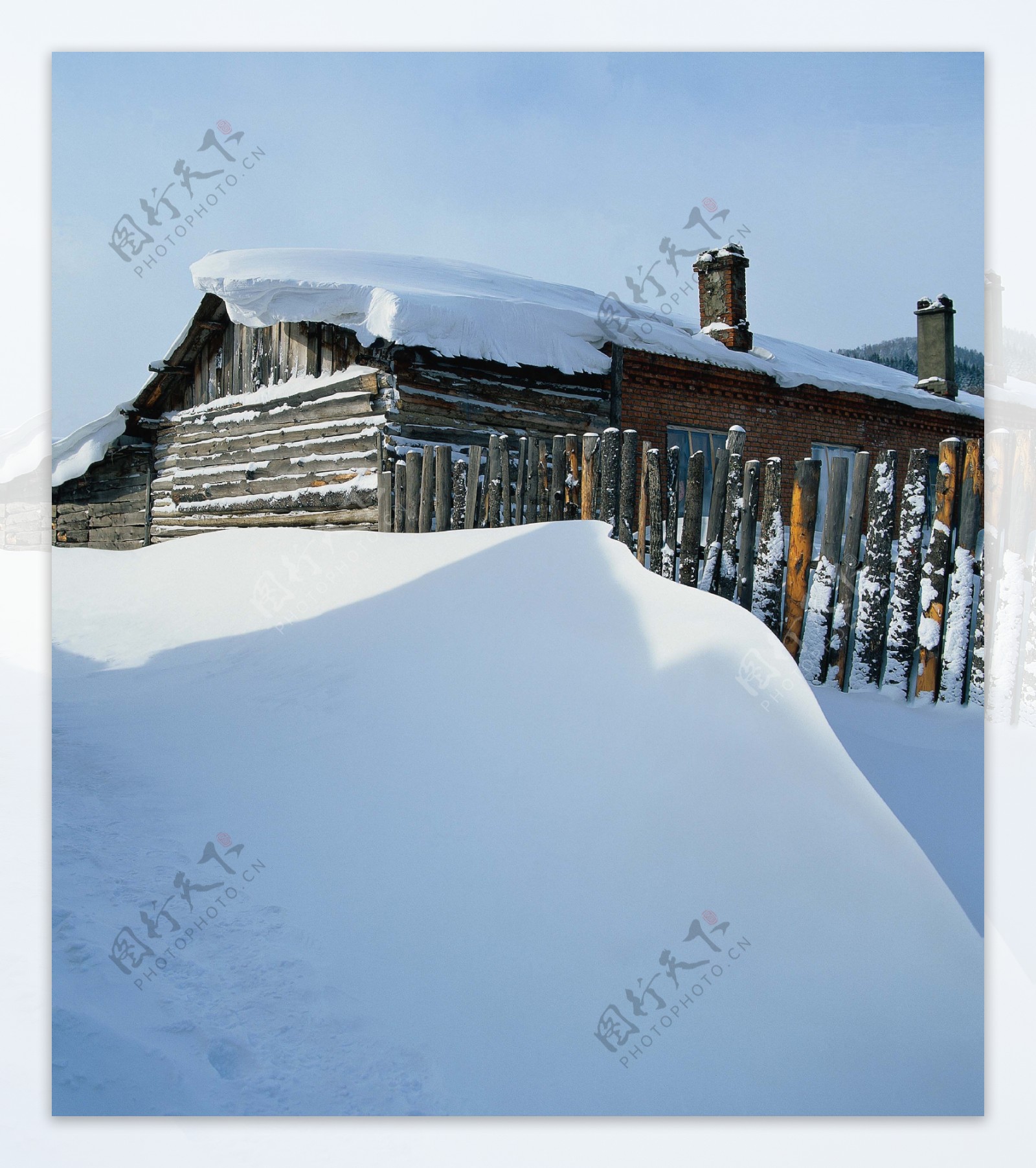 白雪覆盖的木屋图片