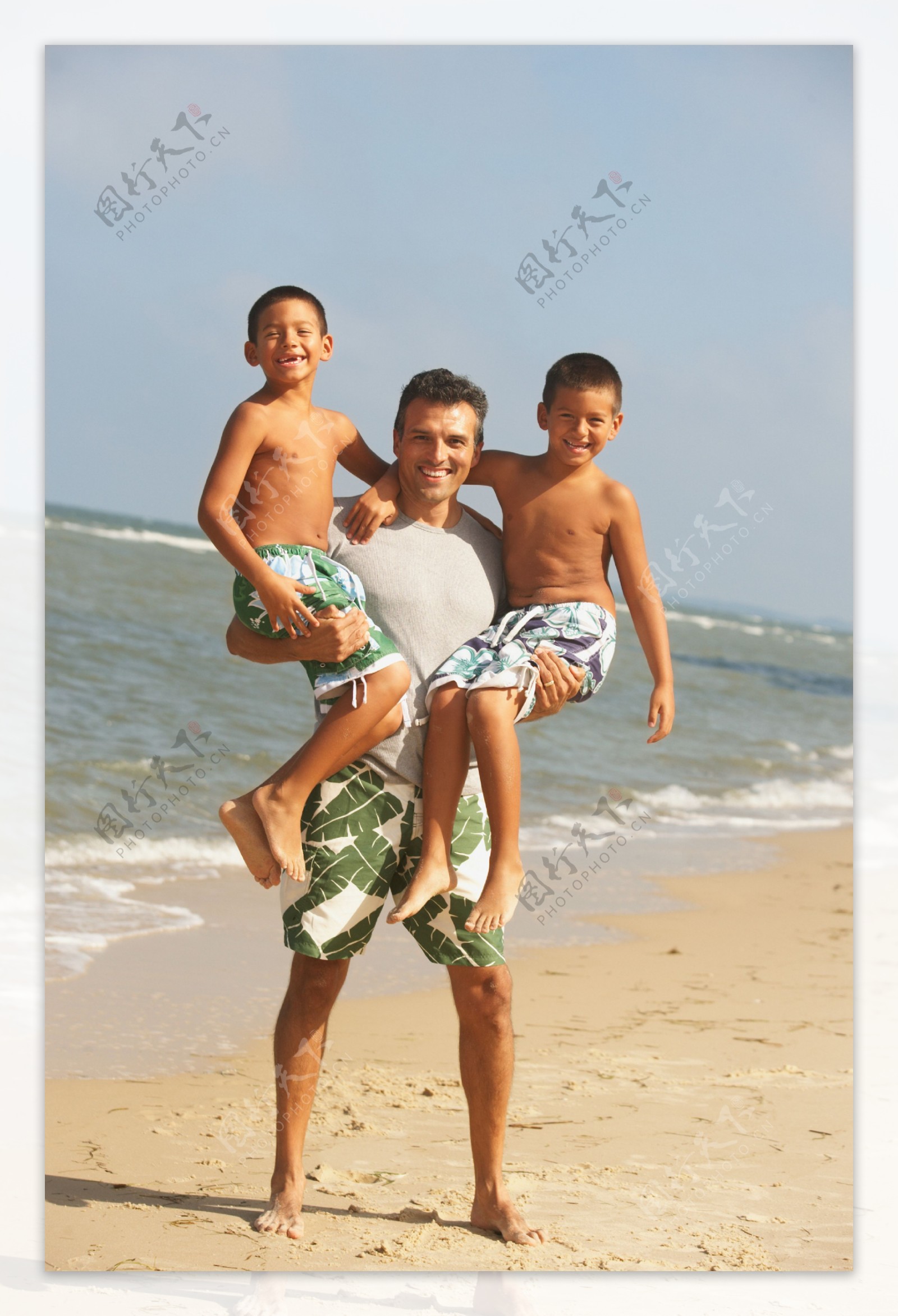 海边的小男孩与爸爸图片