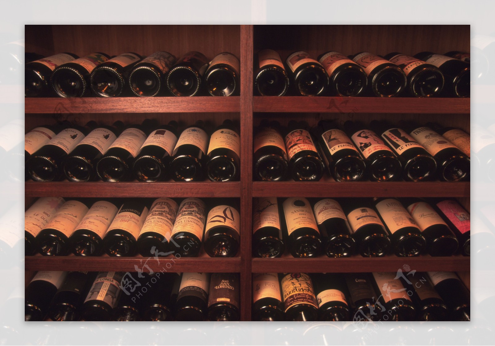酒窖中珍藏的红酒特写图片图片