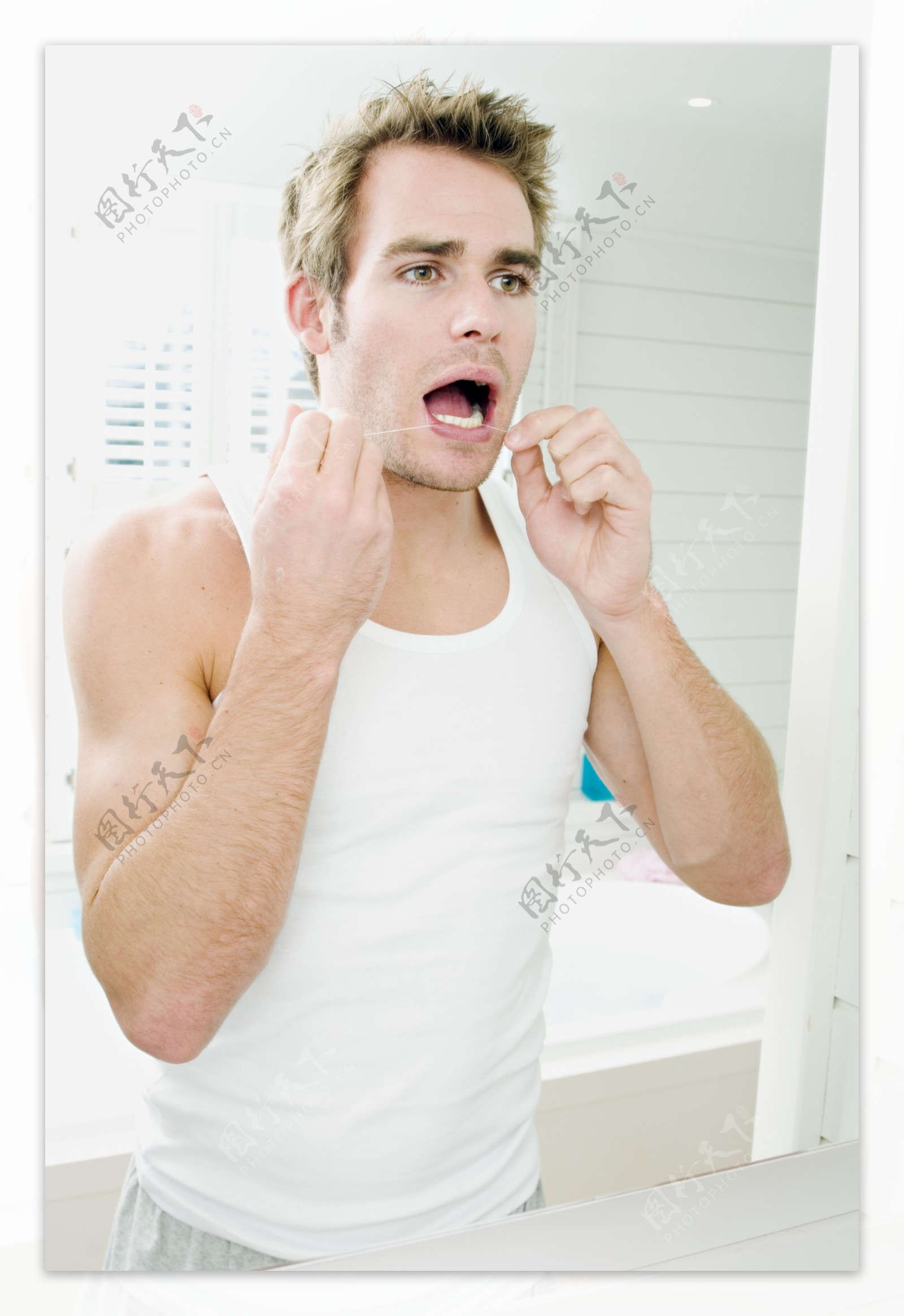 清理牙齿的男人图片