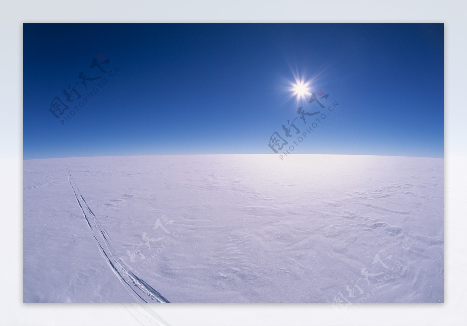 阳光下雪山景光图片