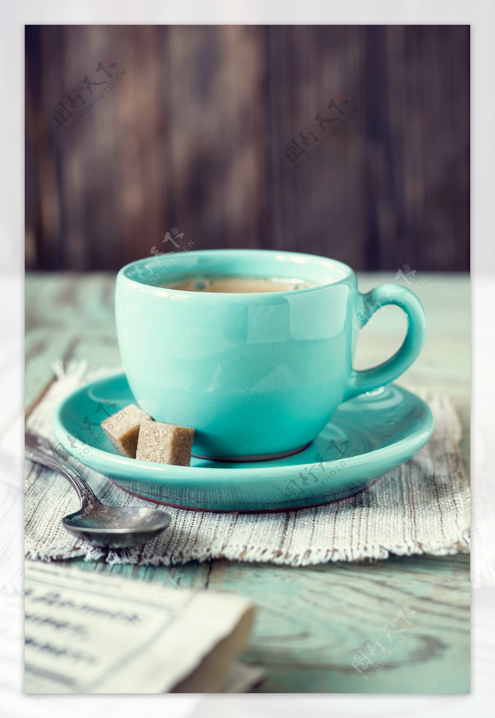勺子与咖啡杯图片