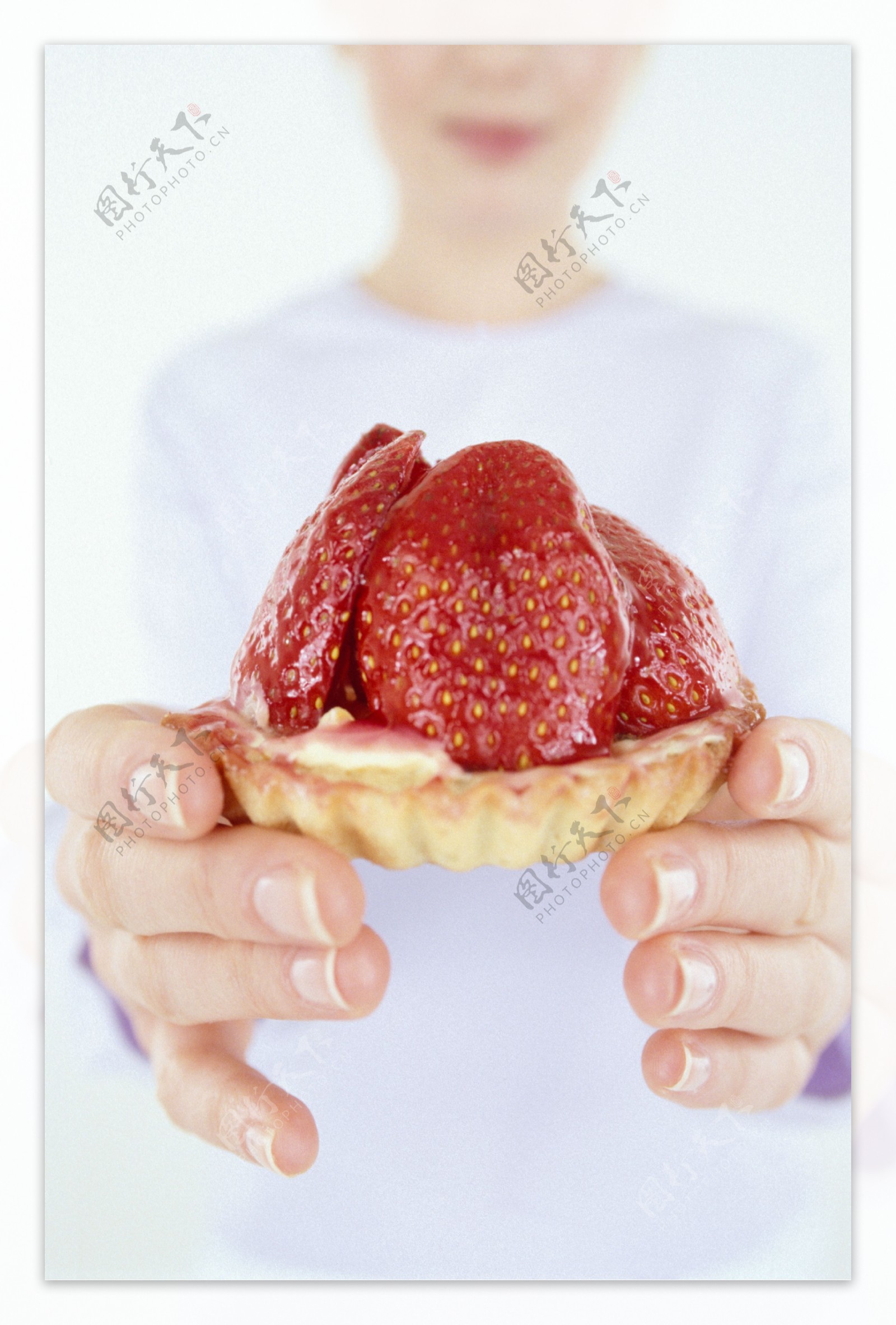 拿着草莓蛋挞的女人图片
