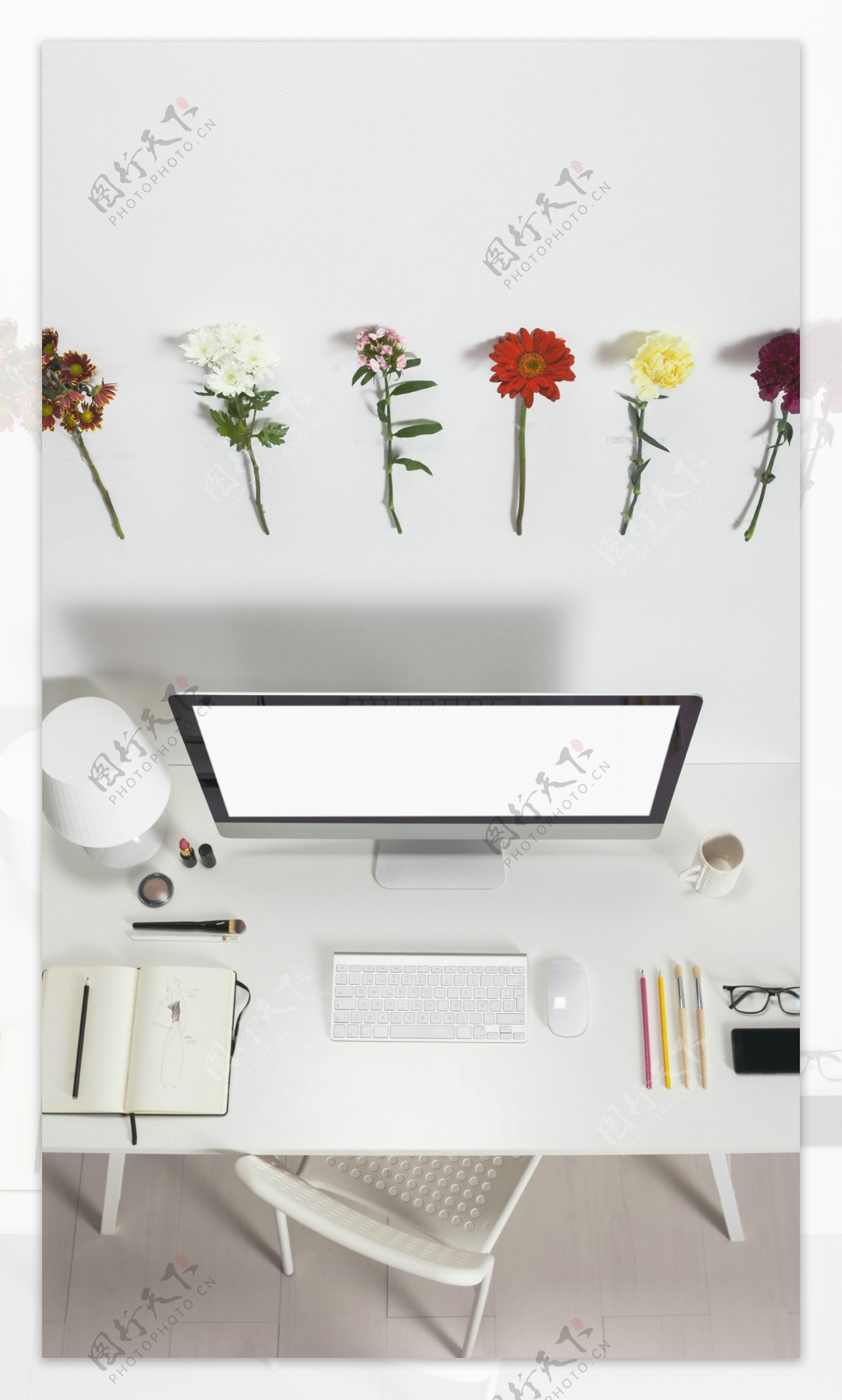 装饰花朵与电脑书桌图片