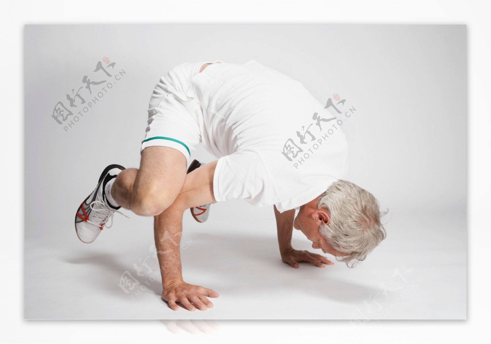 在倒立运动健身的外国白发老人图片