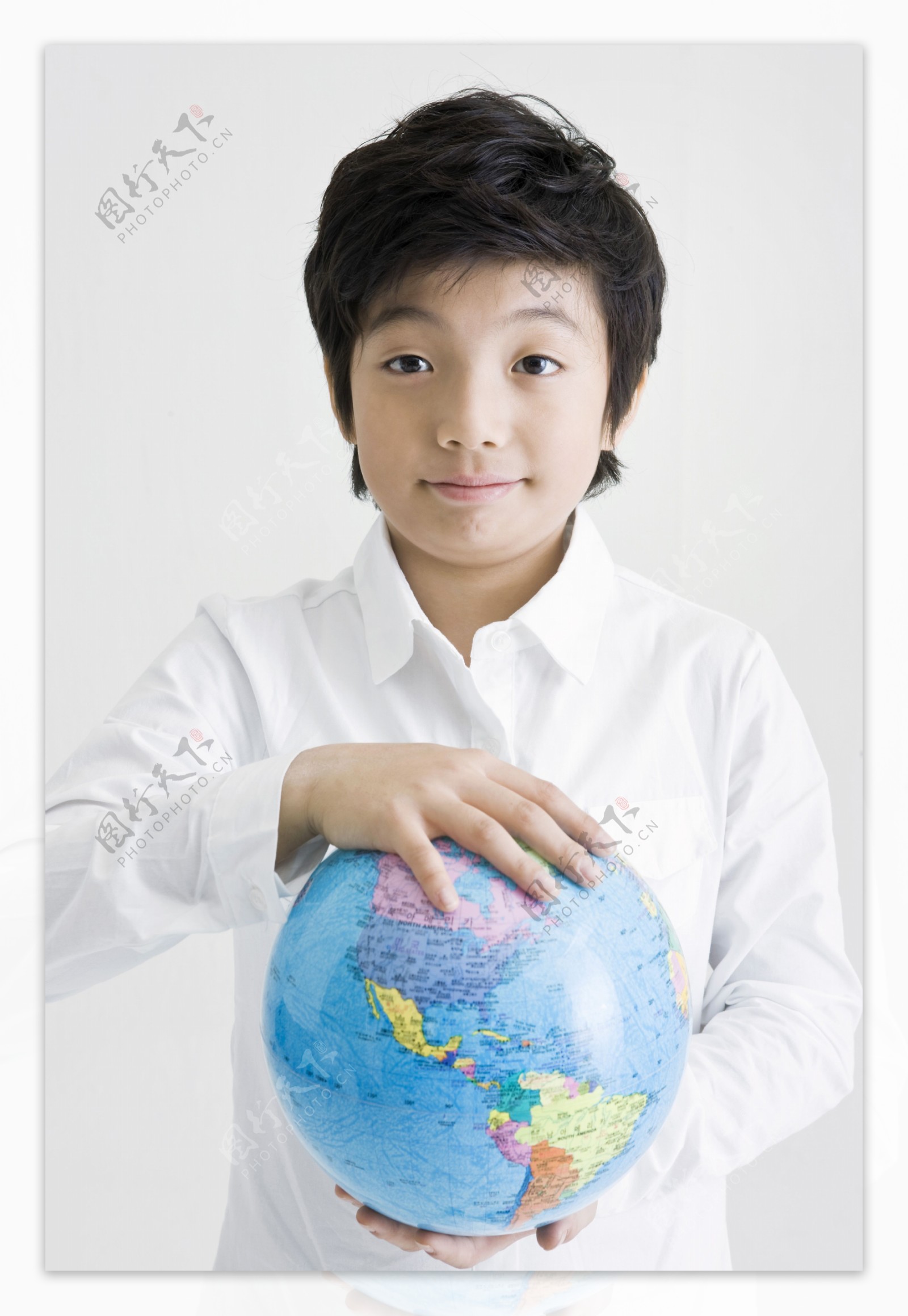 抱着地球仪的可爱男生图片