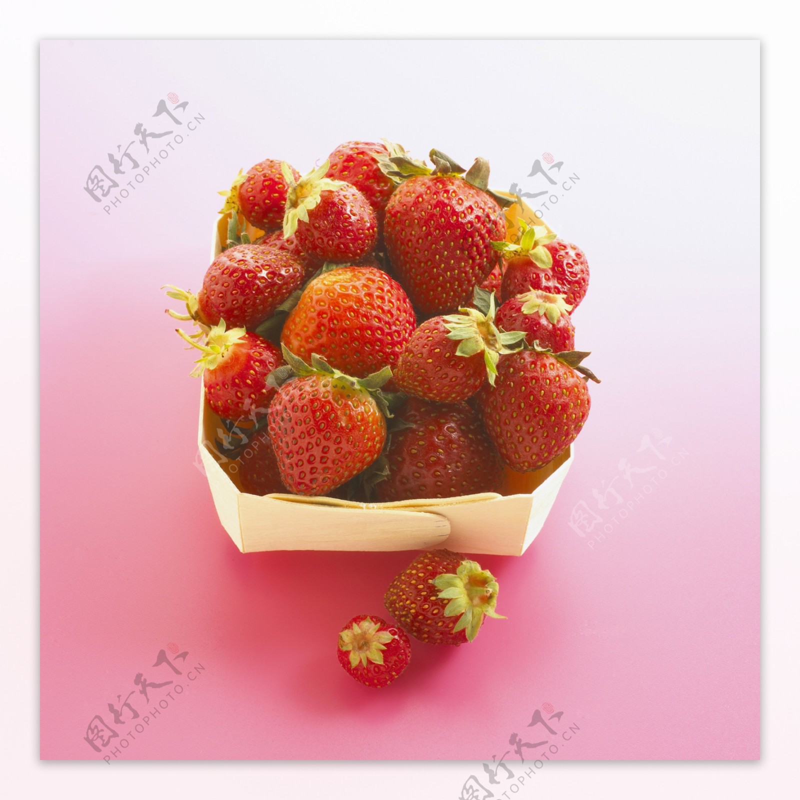盘子里的草莓图片素材-编号26426753-图行天下