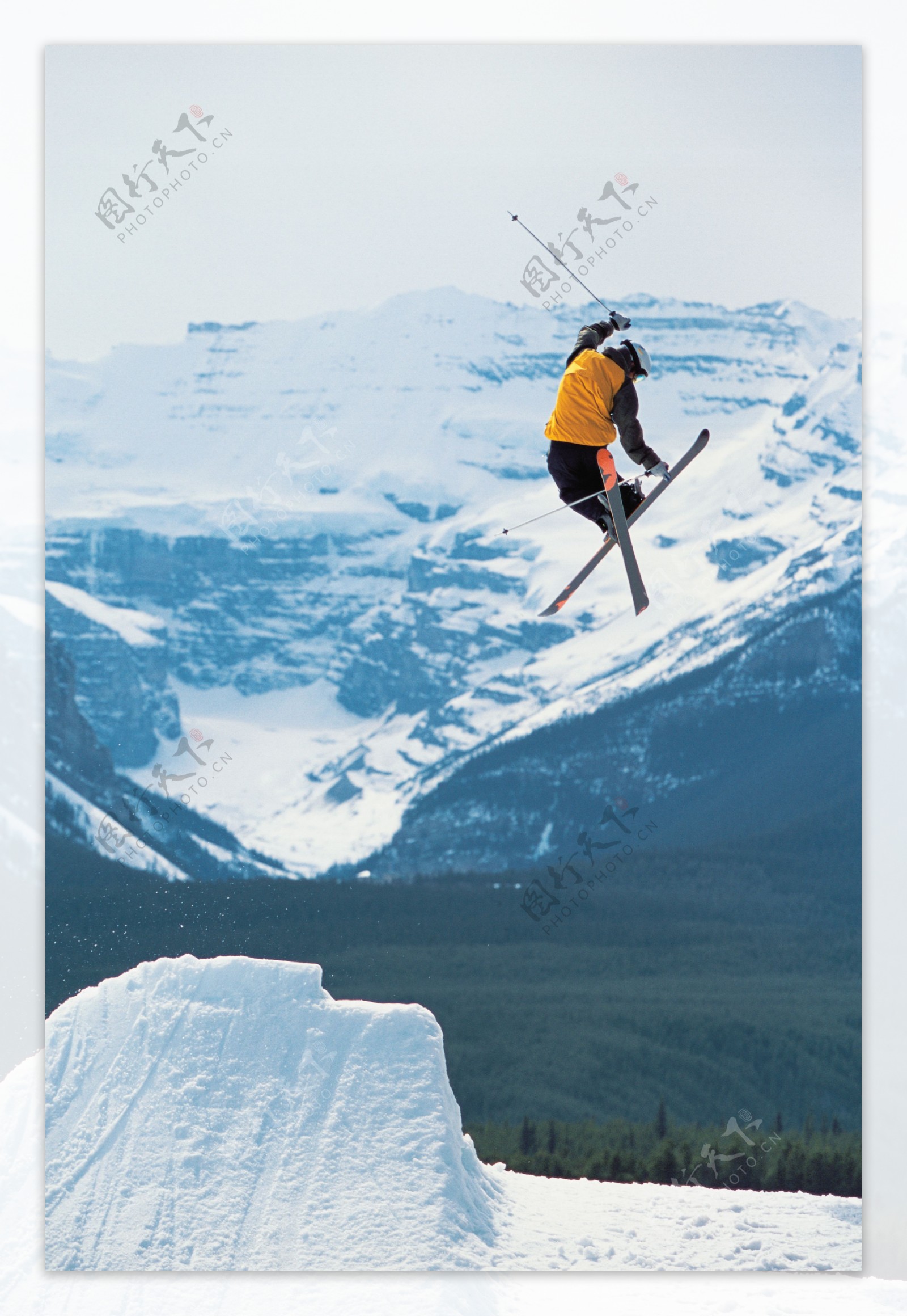 双板滑雪飞起瞬间摄影图片