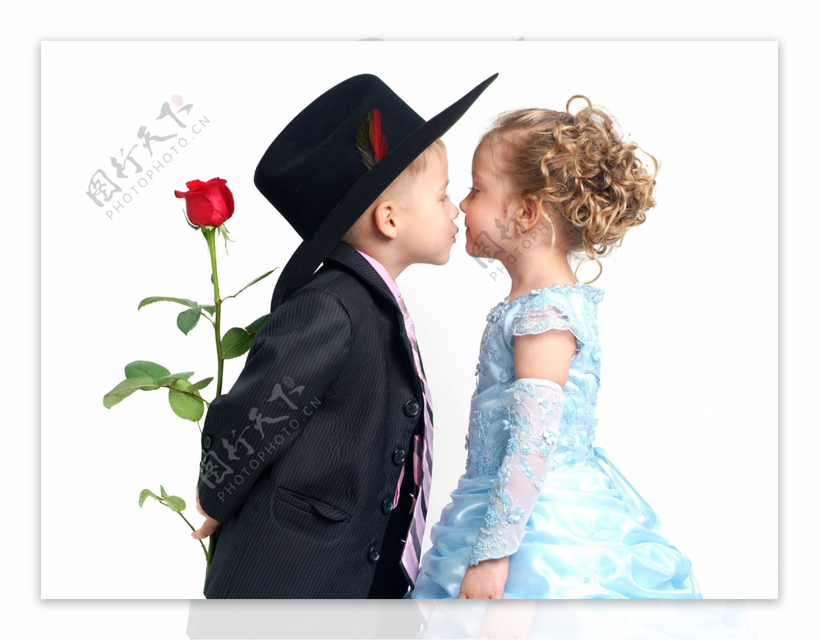 接吻的儿童情侣图片