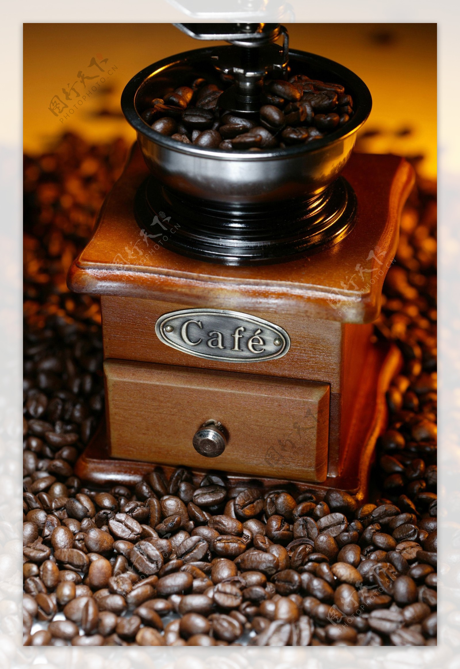 咖啡豆上的咖啡粉碎机图片