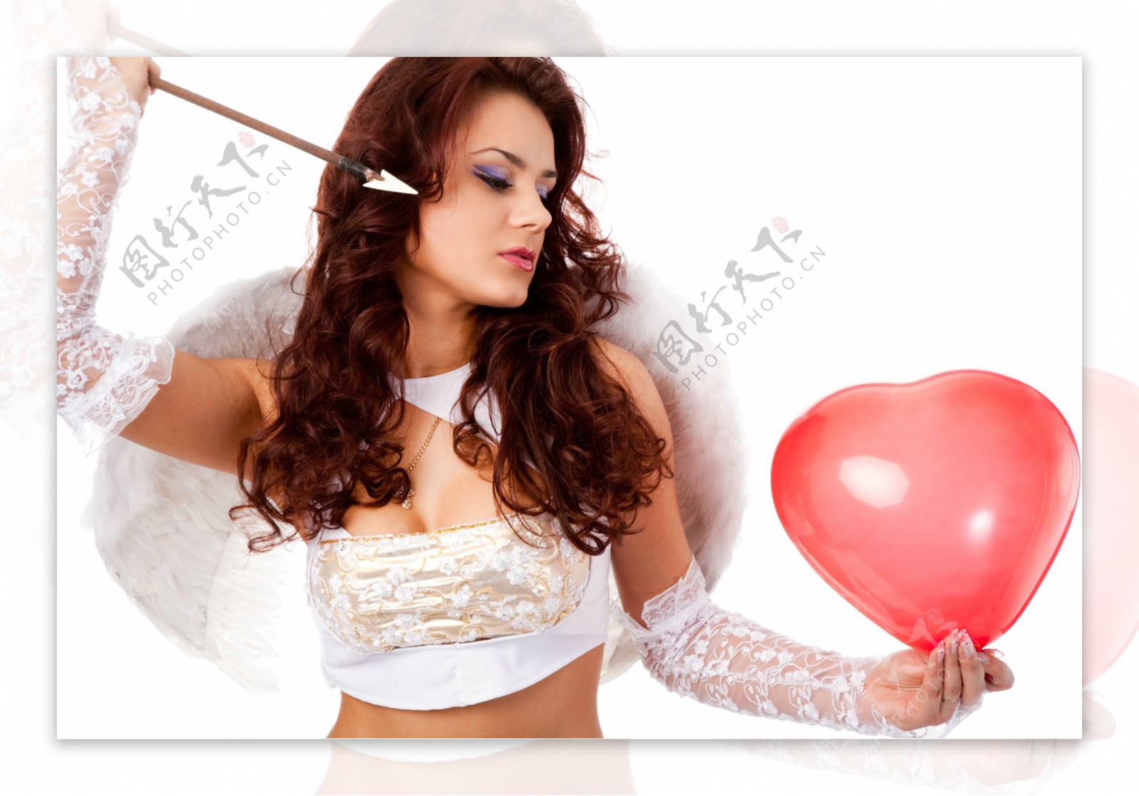 手拿箭支与爱心气球的美女图片