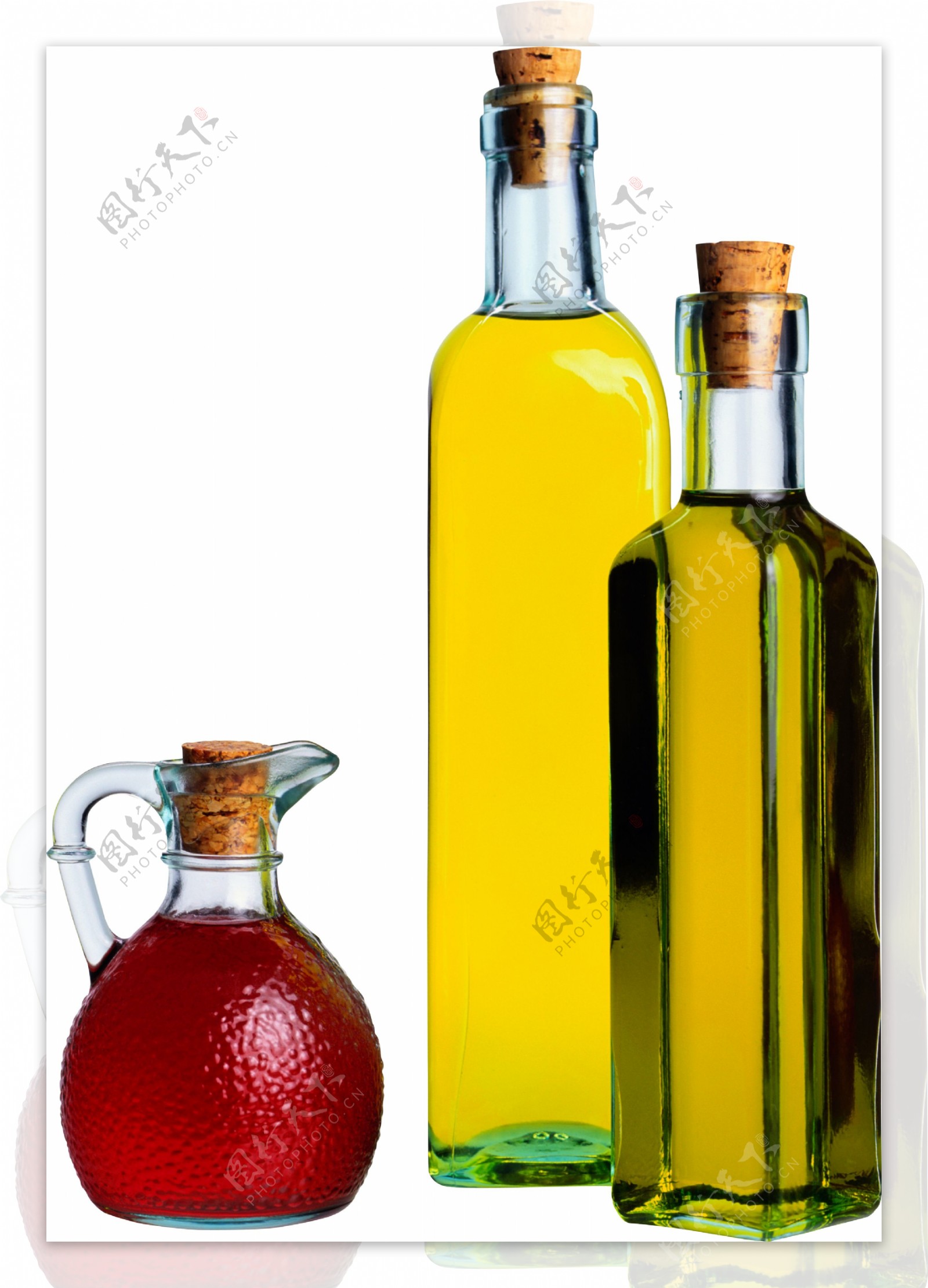 红色果汁和油瓶图片