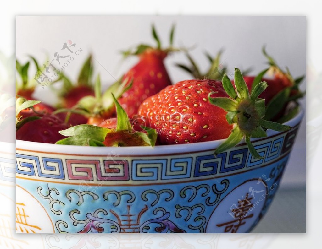 瓷碗里的草莓