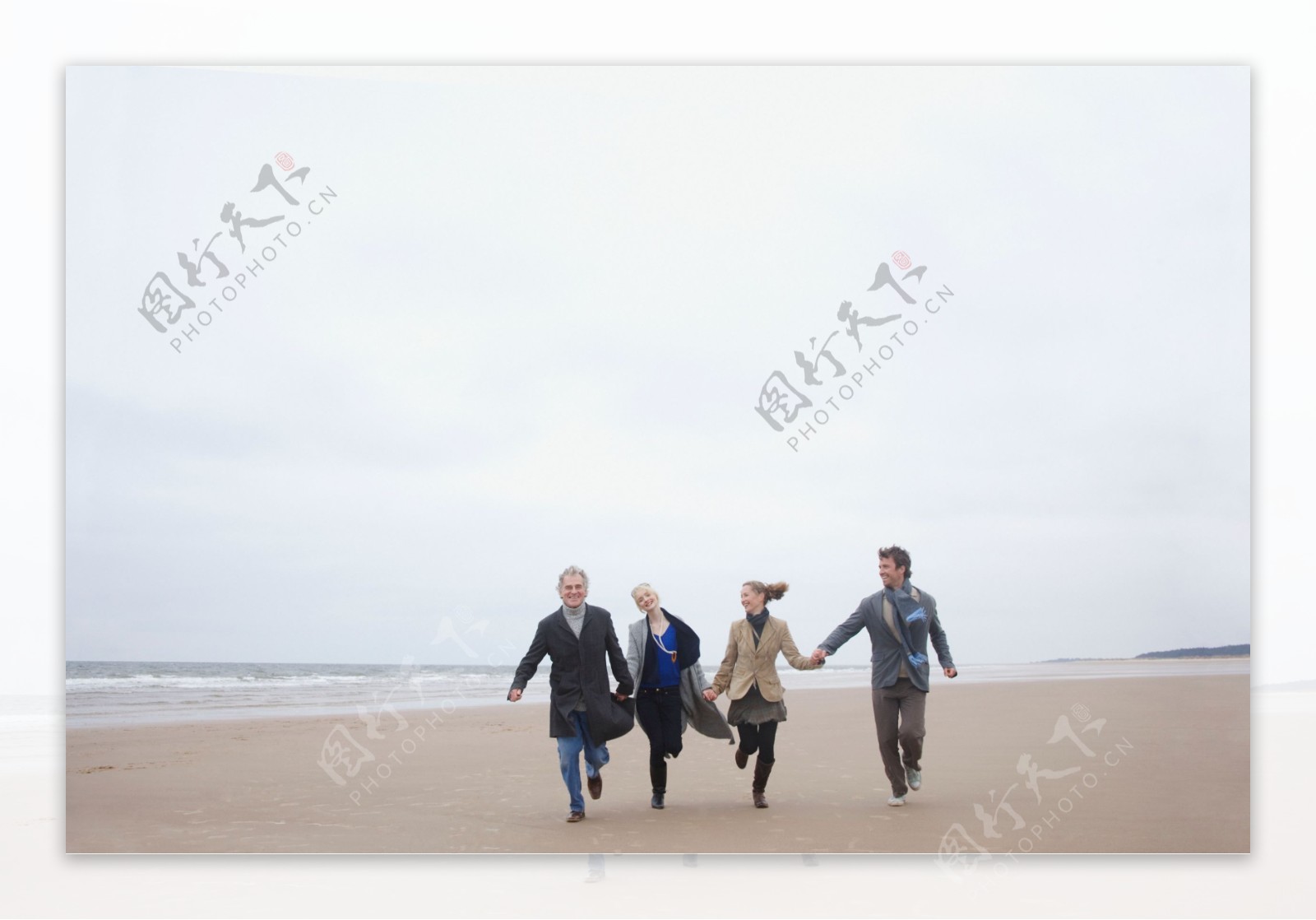 沙滩上奔跑的一家人图片